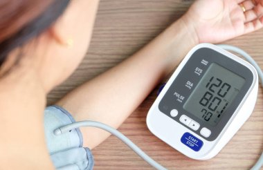 İnsan tansiyon monitörü ve kalp atış hızı monitörünü dijital basınç göstergesiyle kontrol eder. Sağlık ve Tıp Konsepti