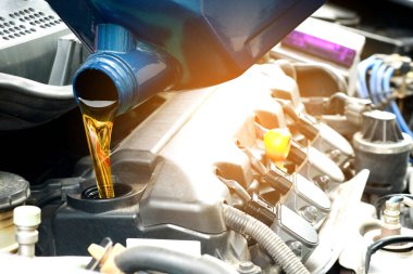 Motor vagonuna yakıt doldurup yağ döküyorum. Enerji yakıt kavramı.