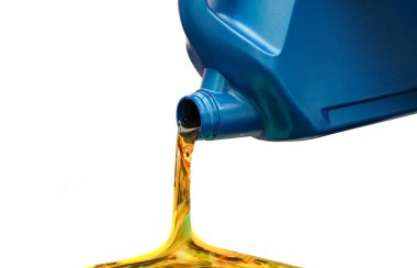 Motor vagonuna yakıt doldurup yağ döküyorum. Enerji yakıt kavramı.