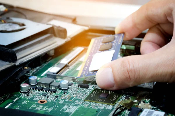 Hand Computer Engineering Brings Computer Memory Components Ram Slots Maintenance — Stock Photo, Image