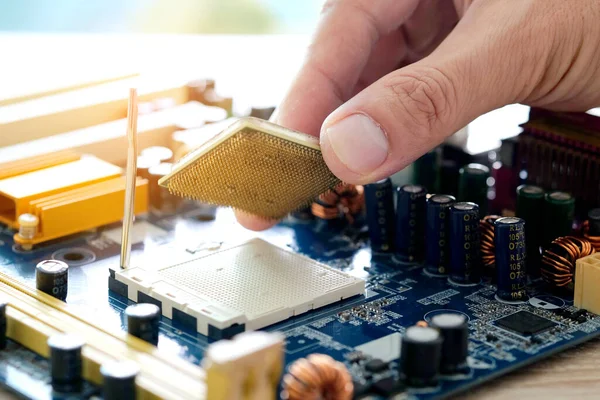 Mão Engenharia Computação Traz Componentes Mudança Memória Processador Cpu Computador — Fotografia de Stock