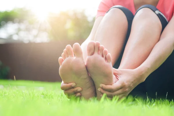 Foot Pain Woman Sitting Grass Her Hand Caught Foot Having — Stock Photo, Image