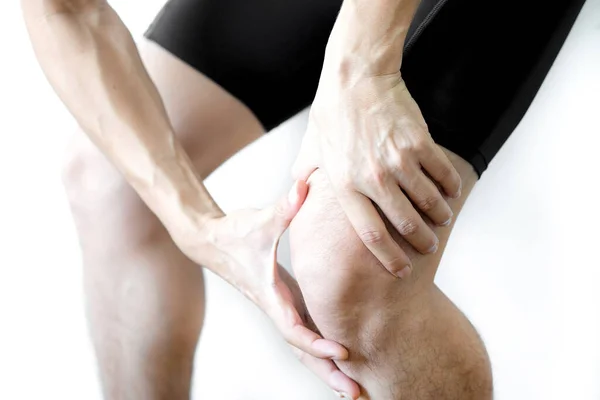 男子运动员膝伤 双手放在膝头上 深受运动之苦 白人背景健康与医学概念 — 图库照片