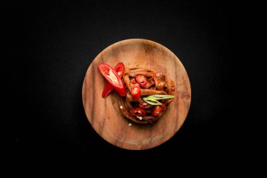 Lezzetli Baharatlı Tavuk Bağırsağı (Usus Ayam Pedas) kızarmış hamur köftesi ve sebzeli. Endonezya Geleneksel Yemekleri