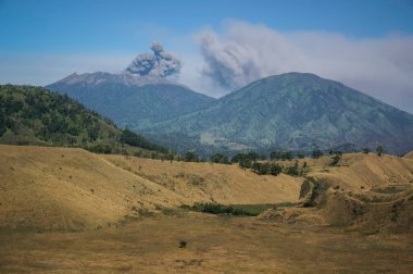 Bondowoso, 26 Temmuz 2015 Doğu Java / Endonezya Raung Dağı püskürmesi lav ve kül püskürtür. Kurak mevsimde Savannah Wurung Krateri 'nden (Kawah Wurung) alınmıştır..