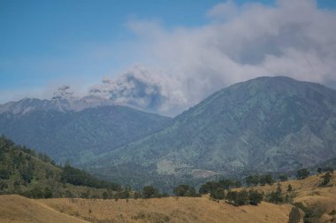 Bondowoso, 26 Temmuz 2015 Doğu Java / Endonezya Raung Dağı püskürmesi lav ve kül püskürtür. Kurak mevsimde Savannah Wurung Krateri 'nden (Kawah Wurung) alınmıştır..