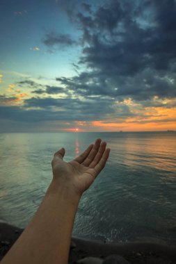 Endonezya 'daki Pathek Beach Sirubondo' da dramatik bulutlarda alçak turuncu gün batımı.