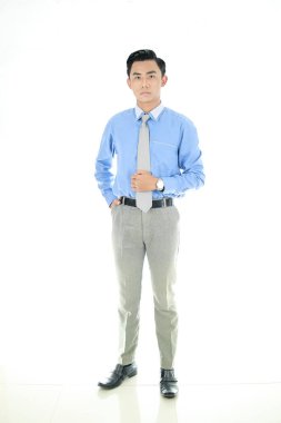 Güven ve iş kavramı. Mavi yakalı gömlekli başarılı genç girişimci portresi, kendinden emin ifadesiyle geniş bir gülümseme ile izole edilmiş Beyaz Arka plan. Endonezya Halkı