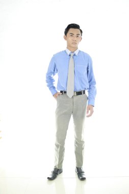 Güven ve iş kavramı. Mavi yakalı gömlekli başarılı genç girişimci portresi, kendinden emin ifadesiyle geniş bir gülümseme ile izole edilmiş Beyaz Arka plan. Endonezya Halkı