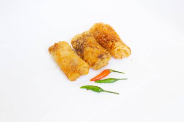 Kızarmış Risoleler veya Risol Mayo, içinde mayonez ve biber sosu bulunan un, et ve sebzelerden yapılan tipik bir Endonezya sokak yiyeceğidir. izole edilmiş beyaz arkaplan