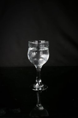 Siyah arka planda camdan su sıçrıyor. Yeşil üzümlü.