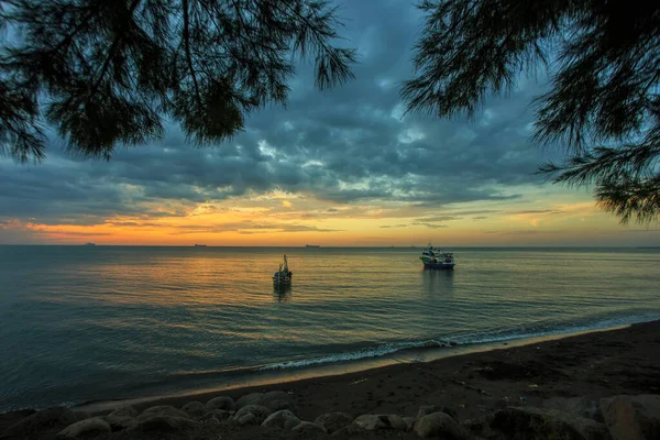 Lage Oranje Zonsondergang Dramatische Wolken Boven Oceaan Pathek Beach Sirubondo — Stockfoto