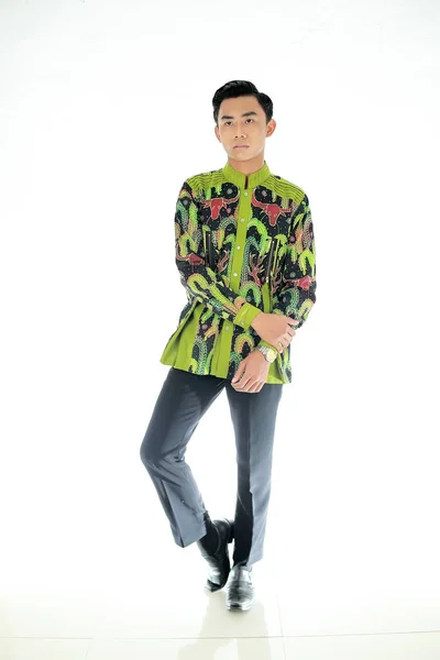 Fiducia Concetto Business Ritratto Affascinante Giovane Imprenditore Successo Camicia Batik — Foto Stock