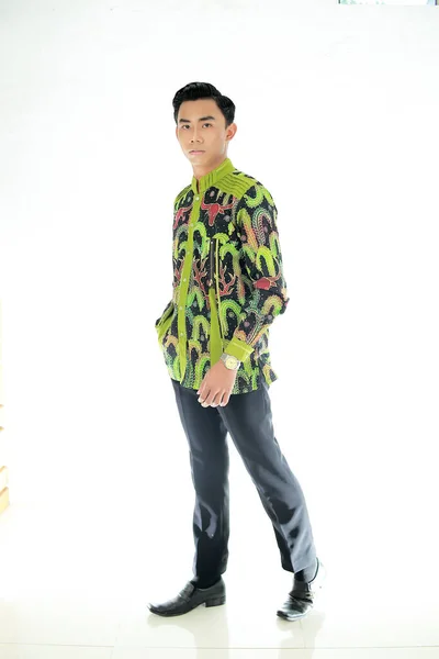 Confianza Concepto Negocio Retrato Encantador Empresario Joven Exitoso Camisa Batik —  Fotos de Stock