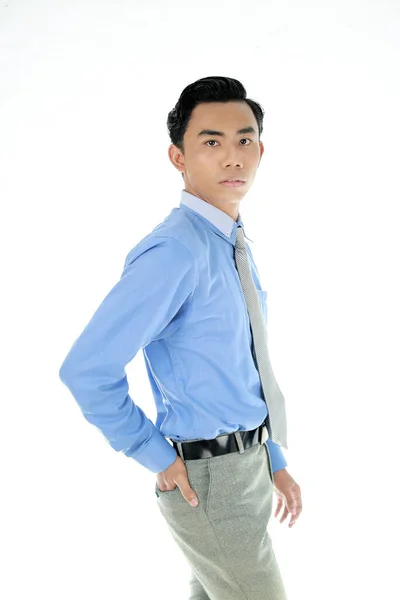 自信とビジネスコンセプト ブルーカラーのシャツを着た魅力的な成功した若い起業家の肖像画は 広く自信を持って表現孤立したホワイトの背景と笑顔 インドネシア人 — ストック写真
