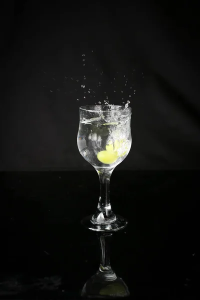 Water Splash Out Glass Black Background Green Grapes — Stock Photo, Image