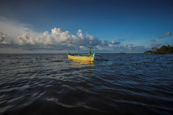 Indonesië Traditionele Houten Schepen Prachtig Zandstrand Traditionele Sasaknese Boot Jukung — Stockfoto