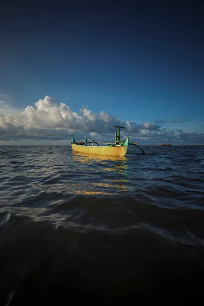 Indonesien Traditionelle Holzschiffe Und Schöner Sandstrand Traditionelles Sasaknesisches Boot Jukung — Stockfoto