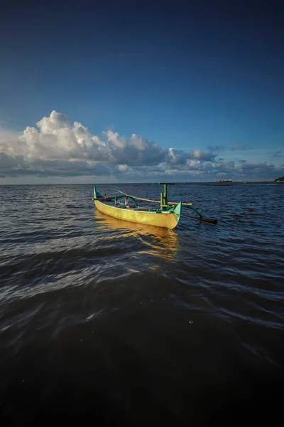 Indonesias Tradisjonelle Treskip Vakre Sandstrand Tradisjonell Sasaknese Båt Jukung Ved – stockfoto