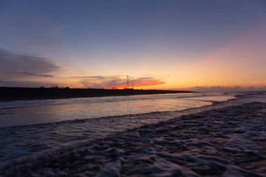 Günbatımı okyanus ufkunun yumuşak odak görüntüleri, güzel gökyüzü bulutları günbatımı manzarası