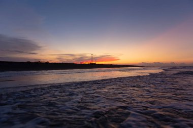 Günbatımı okyanus ufkunun yumuşak odak görüntüleri, güzel gökyüzü bulutları günbatımı manzarası