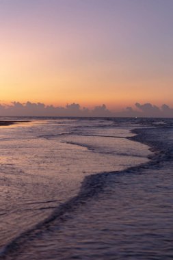 Günbatımı okyanus ufkunun yumuşak odak görüntüleri, güzel gökyüzü bulutları günbatımı manzarası