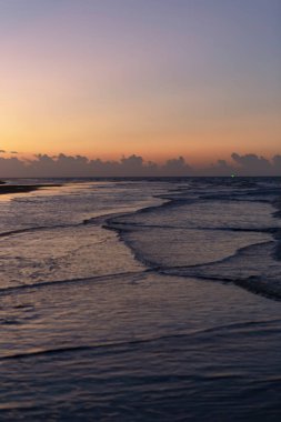 Günbatımı okyanus ufkunun yumuşak odak görüntüleri, güzel gökyüzü bulutları günbatımı manzarası