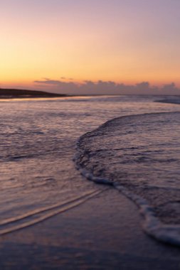 Günbatımı okyanus ufkunun yumuşak odak görüntüleri, güzel gökyüzü bulutları günbatımı manzarası