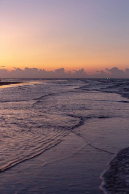 Günbatımı okyanus ufkunun yumuşak odak görüntüleri, güzel gökyüzü bulutları günbatımı manzarası