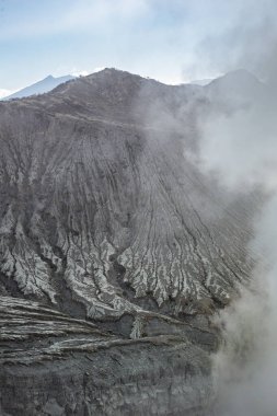 İjen Krateri veya Kawah İjen, Endonezya 'da güzel manzaralı bir volkanik turizm merkezidir.