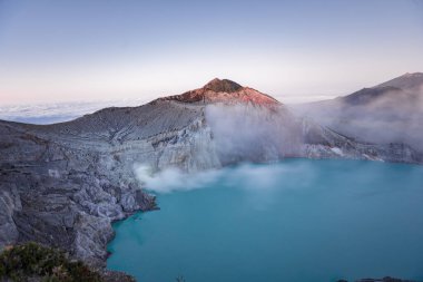 İjen Krateri veya Kawah İjen, Endonezya 'da güzel manzaralı bir volkanik turizm merkezidir.