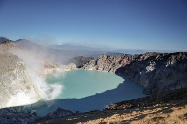 İjen Krateri veya Kawah İjen, Endonezya 'da güzel manzaralı bir volkanik turizm merkezidir.