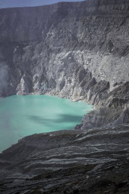 İjen Krateri veya Kawah İjen, Endonezya 'da güzel manzaralı bir volkanik turizm merkezidir.