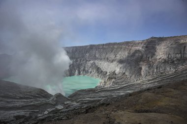 İjen Krateri veya Kawah İjen, Endonezya 'da güzel manzaralı bir volkanik turizm merkezidir.