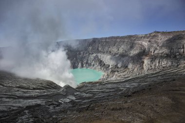 İjen Krateri veya Kawah İjen, Endonezya 'da güzel manzaralı bir volkanik turizm merkezidir.