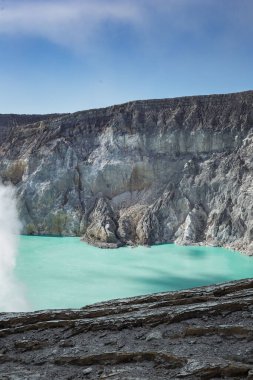 İjen Krateri veya Kawah İjen, Endonezya 'da güzel manzaralı bir volkanik turizm merkezidir.