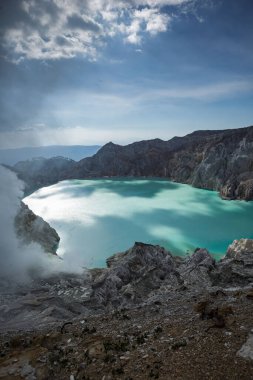 İjen Krateri veya Kawah İjen, Endonezya 'da güzel manzaralı bir volkanik turizm merkezidir.
