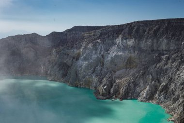 İjen Krateri veya Kawah İjen, Endonezya 'da güzel manzaralı bir volkanik turizm merkezidir.