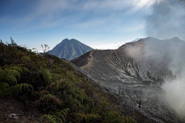 İjen Krateri veya Kawah İjen, Endonezya 'da güzel manzaralı bir volkanik turizm merkezidir.