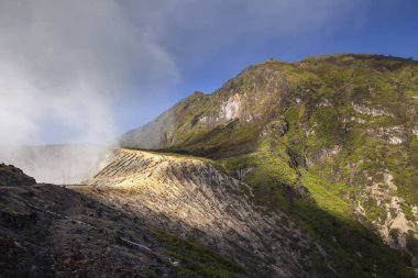 Bondowoso yakınlarındaki Caldera Kawah Ijen volkanından en yakın volkanik koniye Baluran Ulusal Parkı, Java Adası, Endonezya