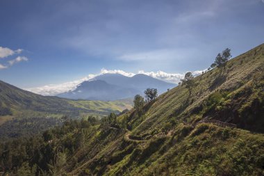 Bondowoso yakınlarındaki Caldera Kawah Ijen volkanından en yakın volkanik koniye Baluran Ulusal Parkı, Java Adası, Endonezya