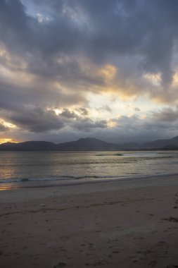 Endonezya 'nın Banyuwangi kentindeki Kızıl Ada sahili. Java 'nın popüler seyahat yeri. Yaz tatili geçmişi.