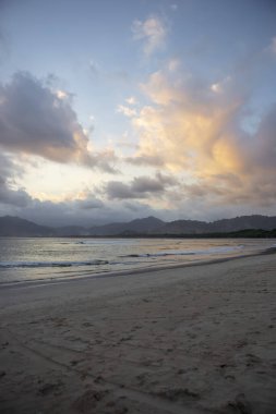 Endonezya 'nın Banyuwangi kentindeki Kızıl Ada sahili. Java 'nın popüler seyahat yeri. Yaz tatili geçmişi.