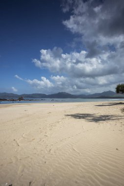 Endonezya 'nın Banyuwangi kentindeki Kızıl Ada sahili. Java 'nın popüler seyahat yeri. Yaz tatili geçmişi.