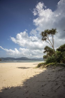 Endonezya 'nın Banyuwangi kentindeki Kızıl Ada sahili. Java 'nın popüler seyahat yeri. Yaz tatili geçmişi.