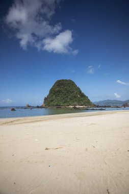 Endonezya 'nın Banyuwangi kentindeki Kızıl Ada sahili. Java 'nın popüler seyahat yeri. Yaz tatili geçmişi.