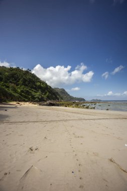 Endonezya 'nın Banyuwangi kentindeki Kızıl Ada sahili. Java 'nın popüler seyahat yeri. Yaz tatili geçmişi.