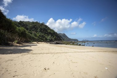 Endonezya 'nın Banyuwangi kentindeki Kızıl Ada sahili. Java 'nın popüler seyahat yeri. Yaz tatili geçmişi.
