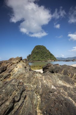 Endonezya 'nın Banyuwangi kentindeki Kızıl Ada sahili. Java 'nın popüler seyahat yeri. Yaz tatili geçmişi.