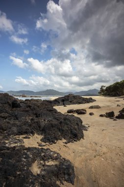 Endonezya 'nın Banyuwangi kentindeki Kızıl Ada sahili. Java 'nın popüler seyahat yeri. Yaz tatili geçmişi.